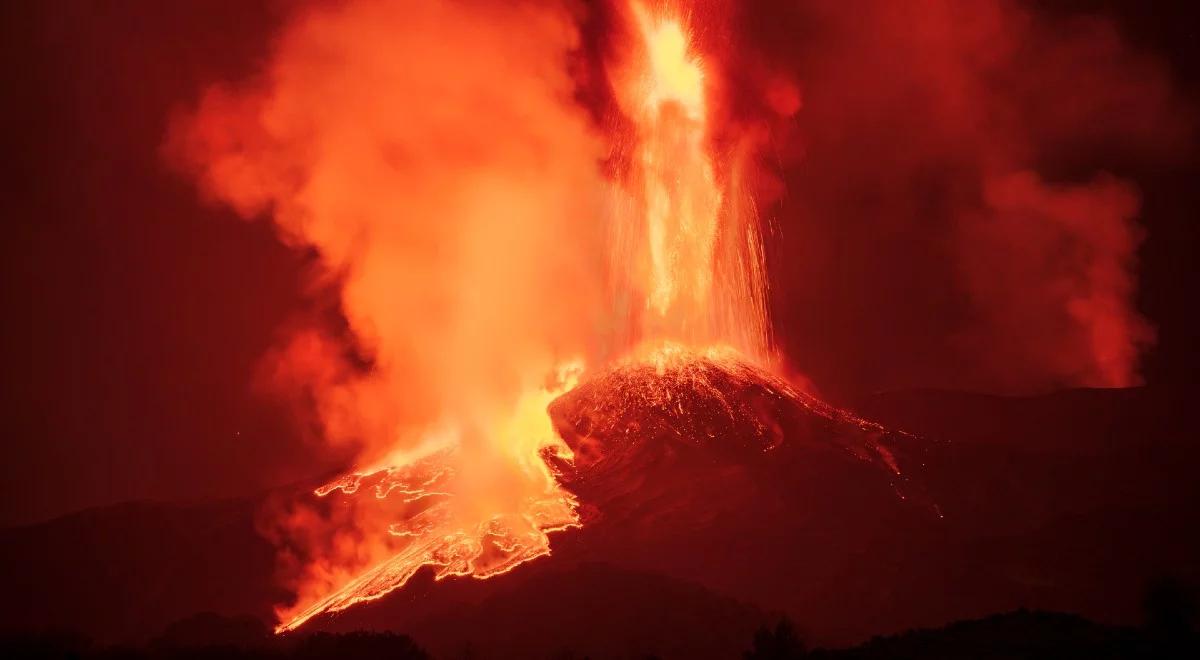 Etna znowu wylewa lawę i zasypuje popiołem wulkanicznym. To już dwunasta erupcja od lutego