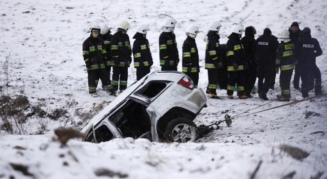 Auto wpadło do stawu. 4 osoby nie żyją