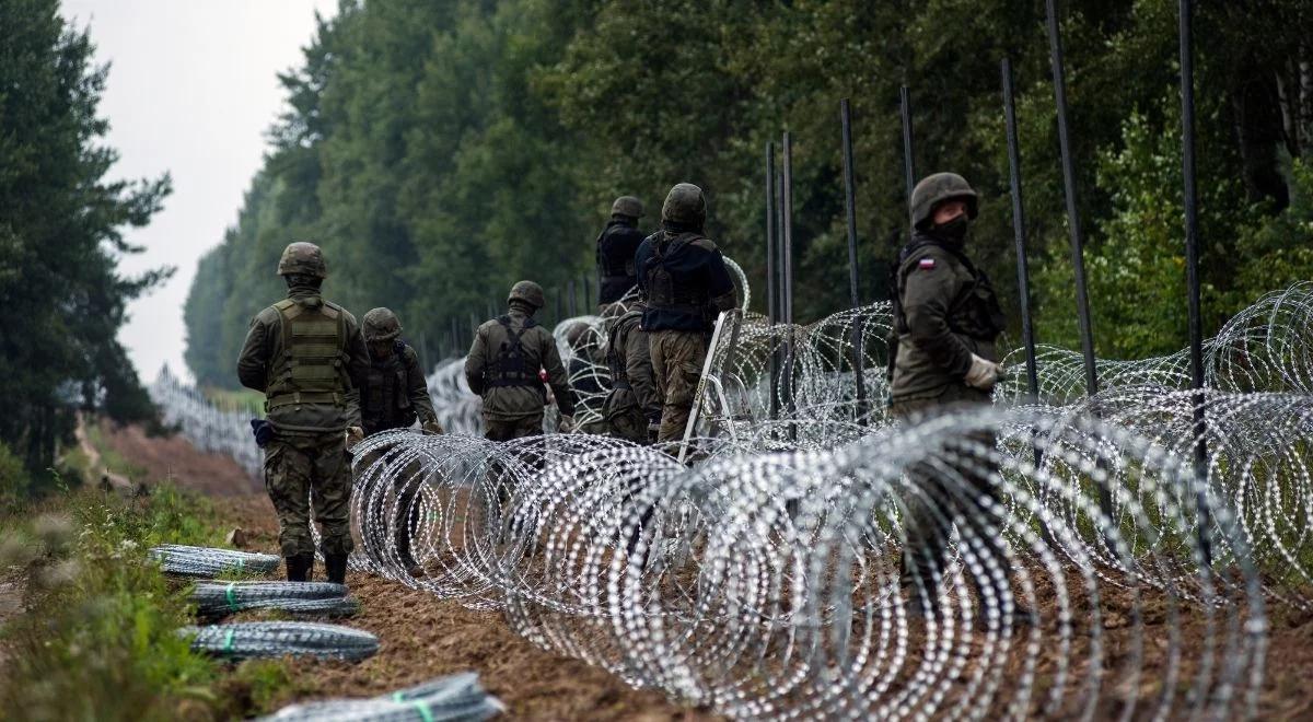 Budowa płotu na polsko-białoruskiej granicy. Szef MON: powstało już ponad 50 km ogrodzenia