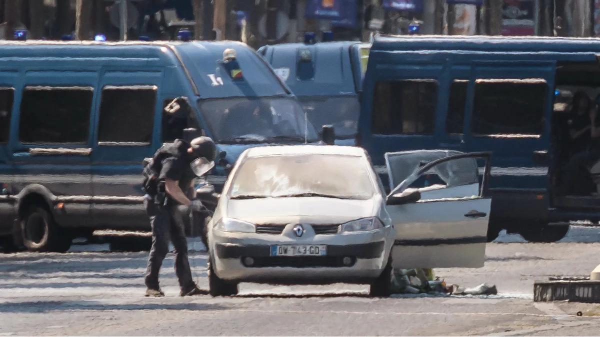 Francja: atak na policjantów na Polach Elizejskich