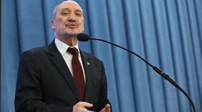 Macierewicz zaprosił Tuska na debatę o Smoleńsku
