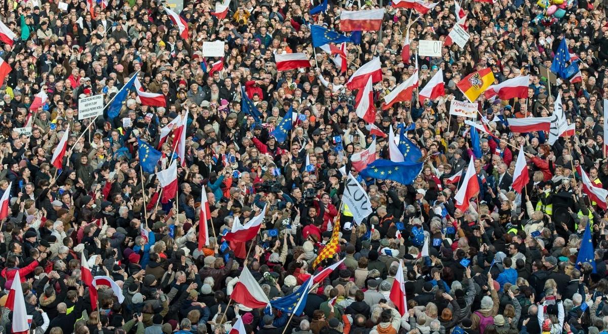 Przeciwnicy rządu wyszli na ulice polskich miast. Manifestowali przeciw zmianom w Trybunale Konstytucyjnym