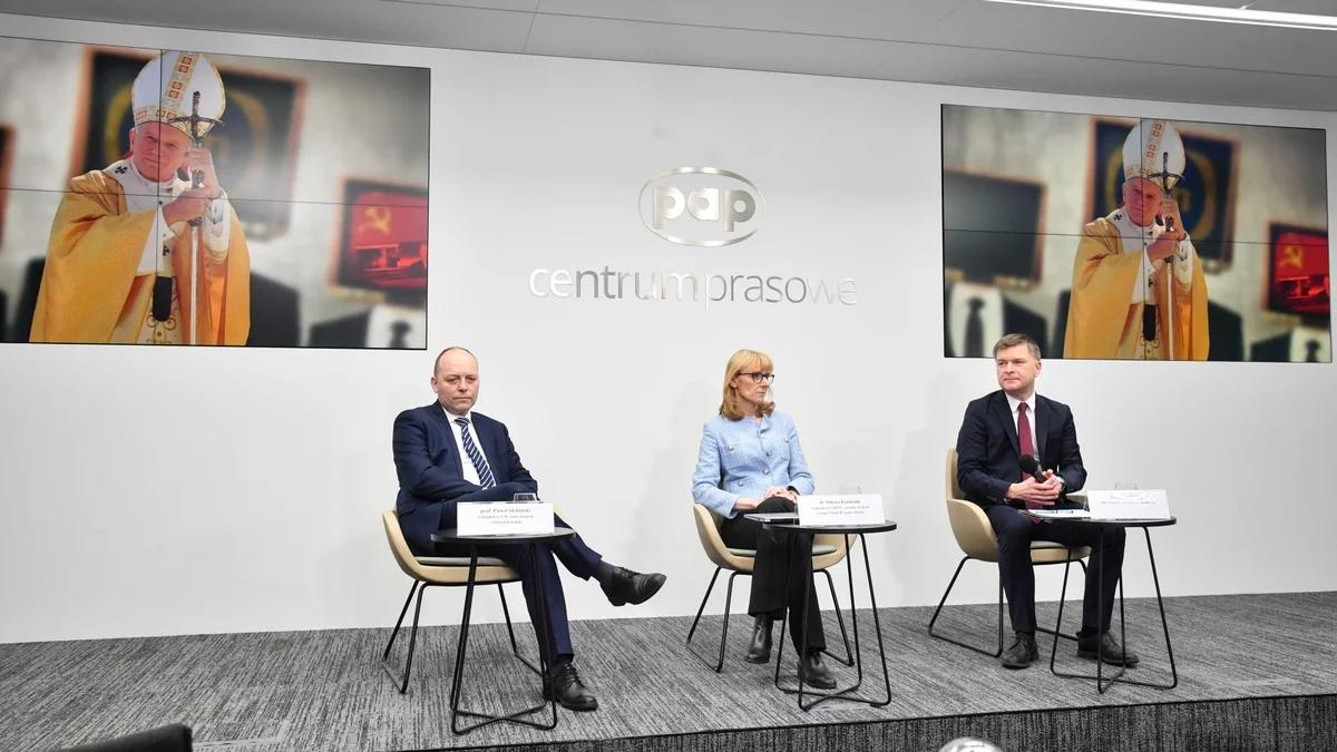 "Manipulacje, insynuacje, brak wiarygodności". Debata ekspertów o zarzutach stawianych Janowi Pawłowi II