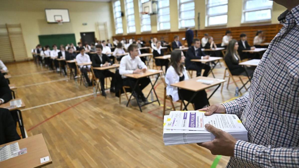 Błędy na świadectwach maturalnych. Dyrektor CKE wyjaśnia