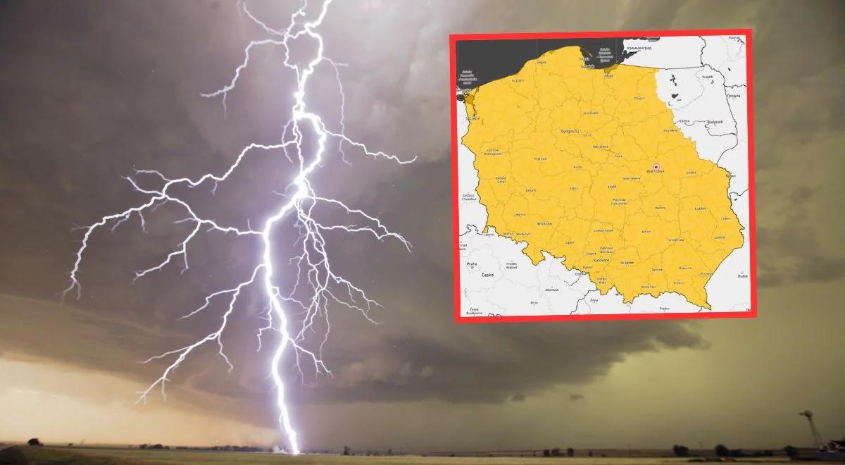 Pogodowy alarm. Możliwe burze z gradem, wichury i trąby powietrzne