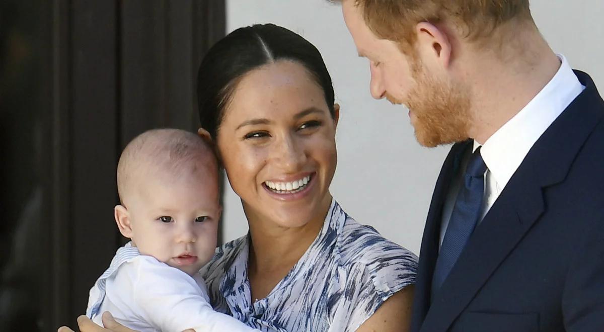 "Okres przejściowy" Harrego i Meghan. Co dalej z rodziną królewską?