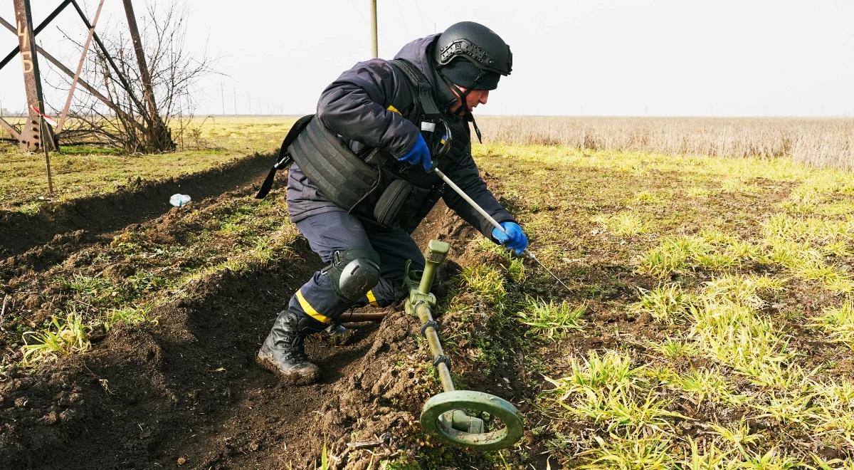 Jedna trzecia terenu Ukrainy wymaga sprawdzenia pod kątem min. Szwajcaria przekaże 20  specjalnych maszyn