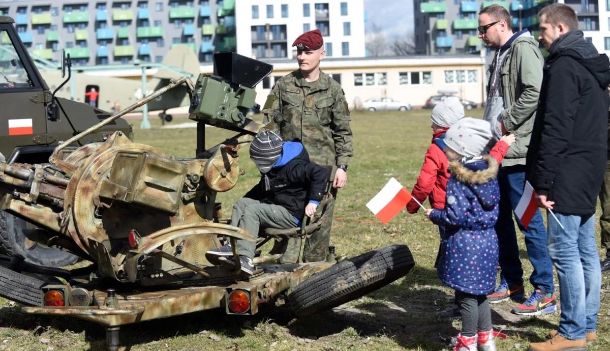 Pokaz sprzętu, gry edukacyjne. Wojskowe pikniki "Służymy Niepodległej" w 34 miastach Polski