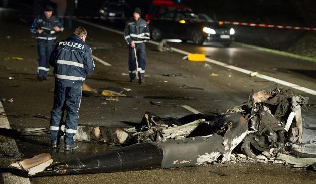 Śmigłowiec spadł na autostradę. Zginął pilot