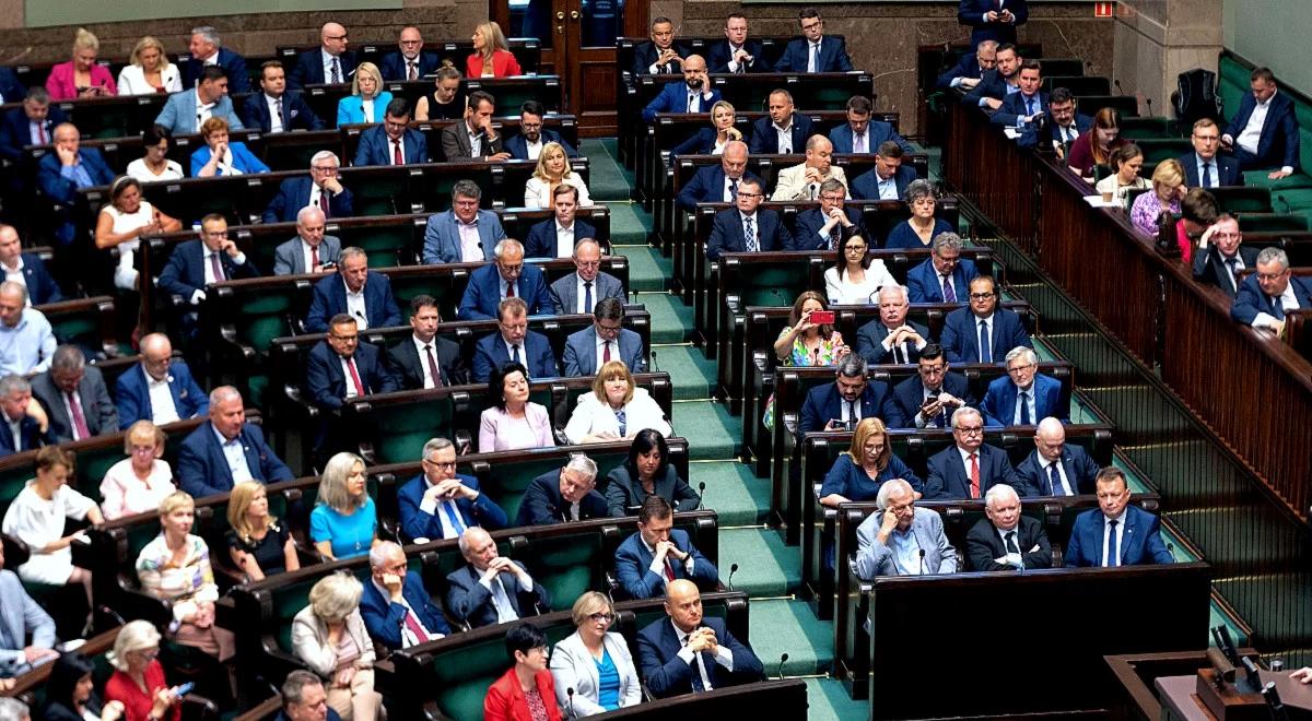 Zjednoczona Prawica z bardzo wysokim poparciem umocniła się na pozycji lidera. Zobacz nowy sondaż