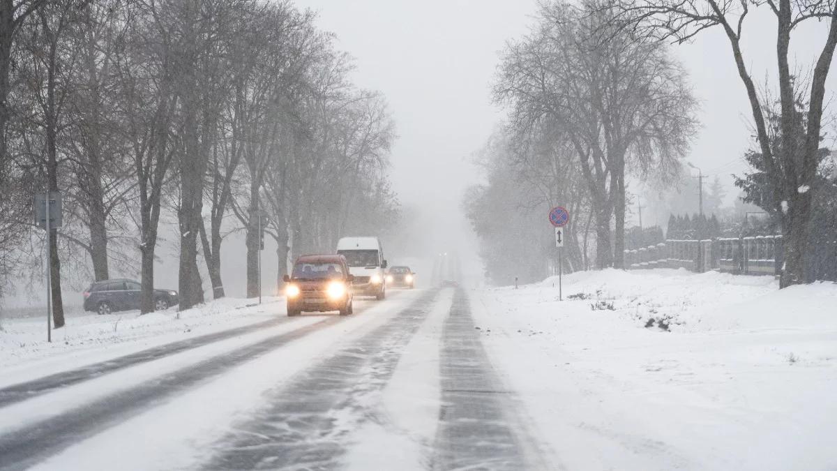 Błoto, opady śniegu i mgła. Sprawdź aktualną sytuację na polskich drogach