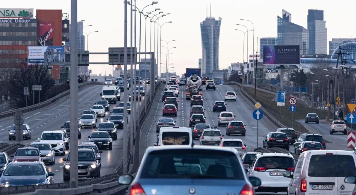 Głosy za, głosy przeciw. W Warszawie obowiązuje Strefa Czystego Transportu