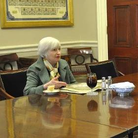 Fed pozostawiła bez zmian główną stopę procentową
