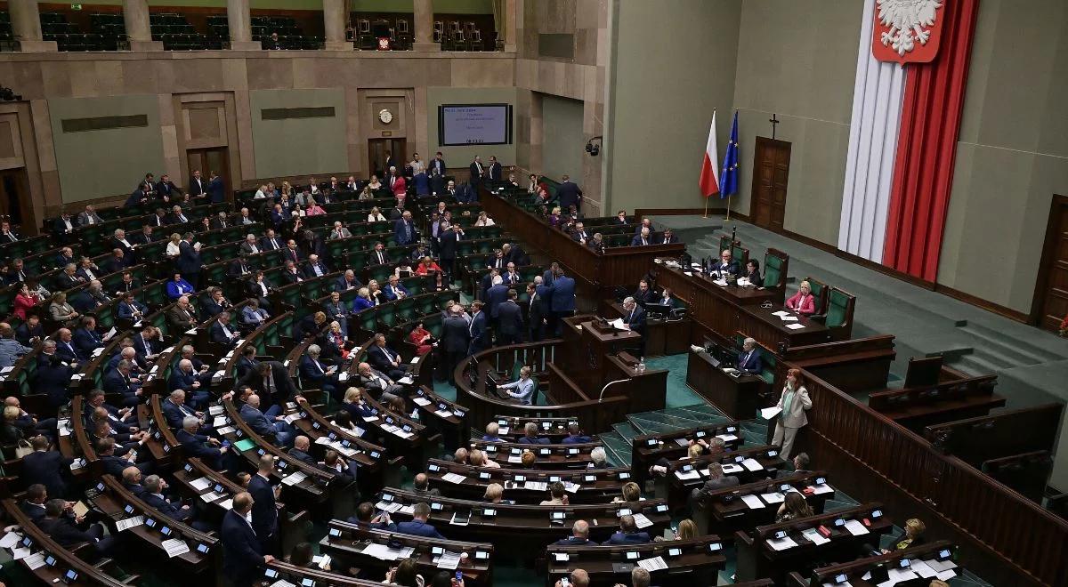 Zjednoczona Prawica zdecydowanym liderem, pozostałe ugrupowania daleko w tyle. Zobacz nowy sondaż