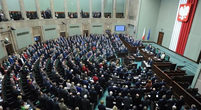 Sejm uchwalił zmiany w systemie emerytalnym. OFE czy ZUS? 