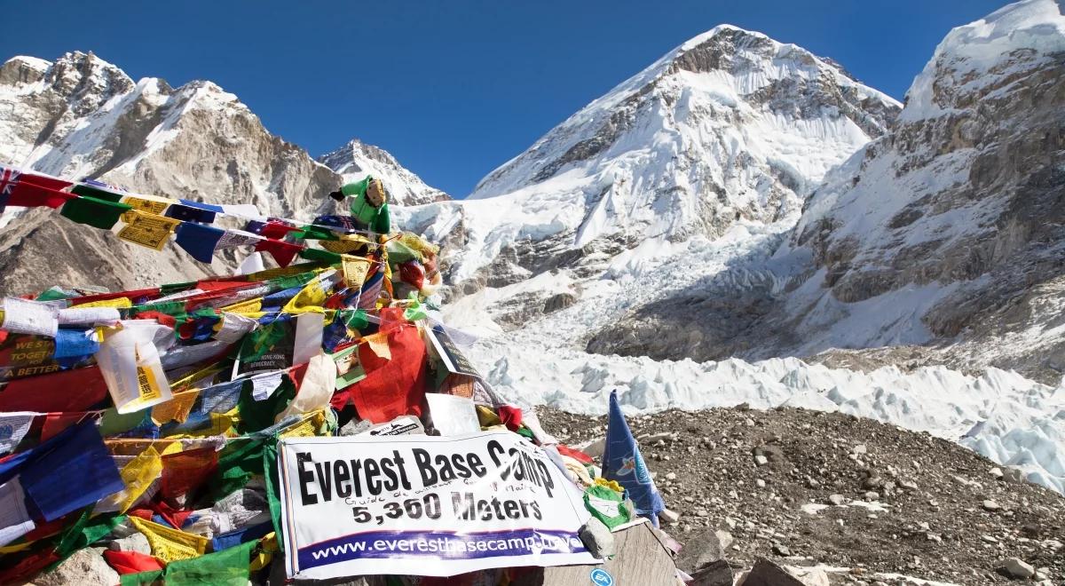 Everest 2021. Książę Bahrajnu na najwyższym szczycie świata. Rekord Brytyjczyka i Pakistańczyka 