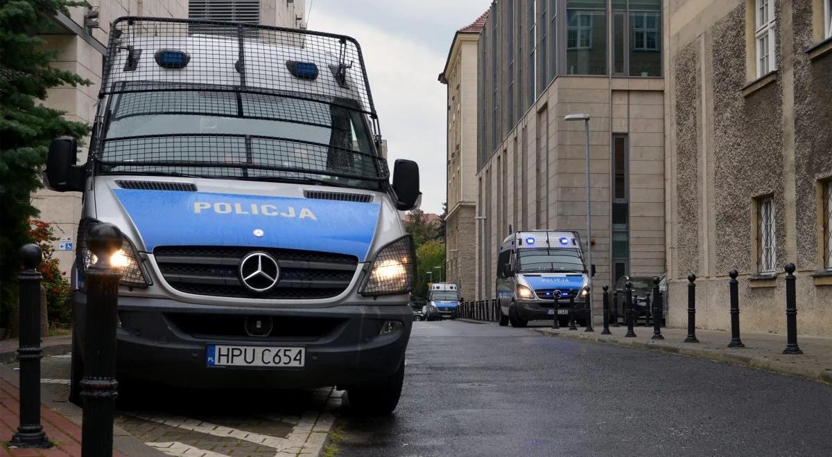 Rzecznik prasowy poznańskiej policji: osoba ranna na Fredry nie wymagała pomocy lekarskiej