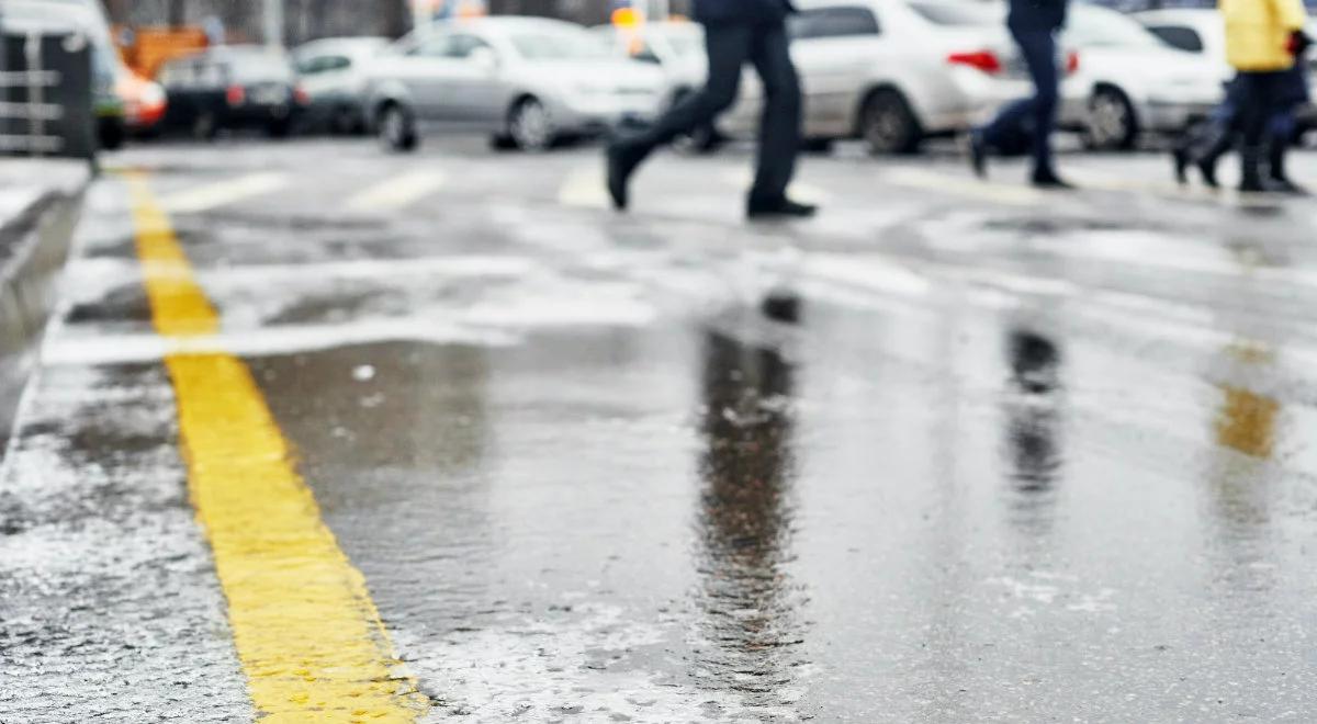 Oblodzenia na drogach i chodnikach. IMGW wydał ostrzeżenie dla 12 województw