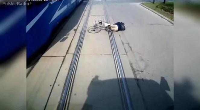 O włos od tragedii. Rowerzysta upadł tuż przed czołem jadącego tramwaju