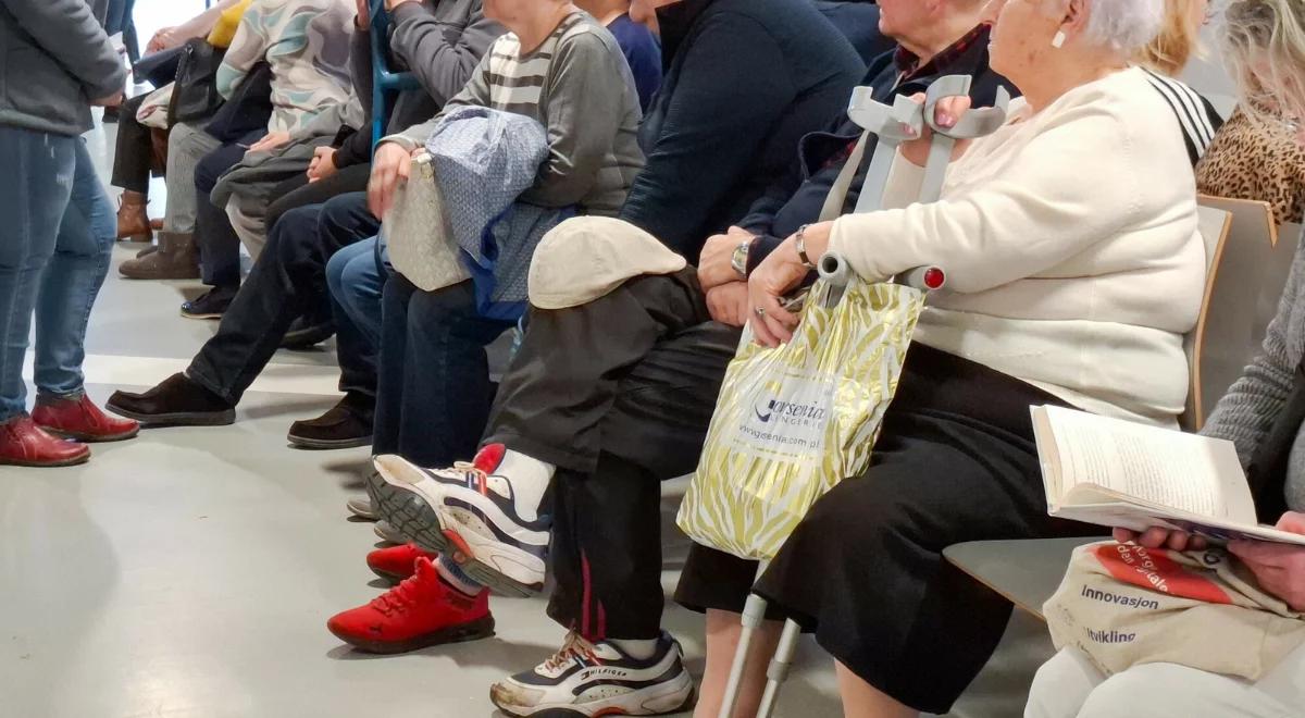 COVID-19. Wzrasta liczba zachorowań. Jakie są objawy?