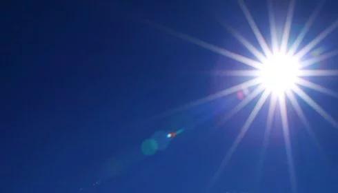 Dziura ozonowa nad Polską. Eksperci ostrzegają: chrońmy skórę przed słońcem