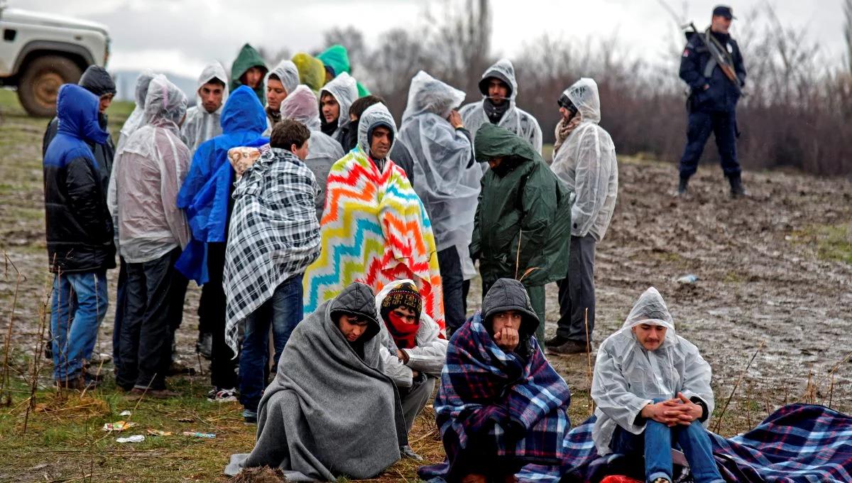  Grecka policja zaczęła usuwać migrantów z granicy z Macedonią 