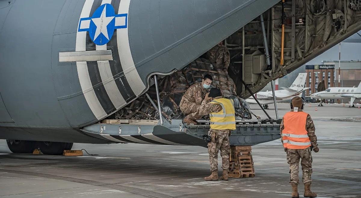 Kolejny samolot z żołnierzami USA wylądował w Polsce. Szef MON: to najlepsza odpowiedź na zagrożenia