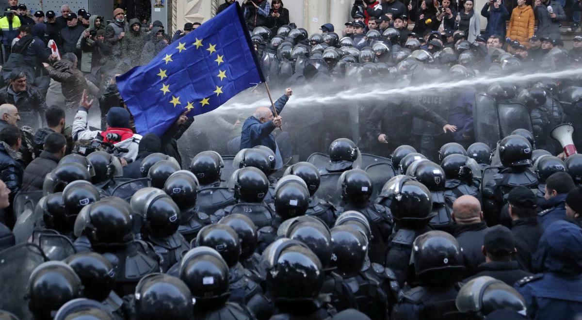 Zamieszki w Gruzji. Policja usuwa demonstrantów sprzed parlamentu