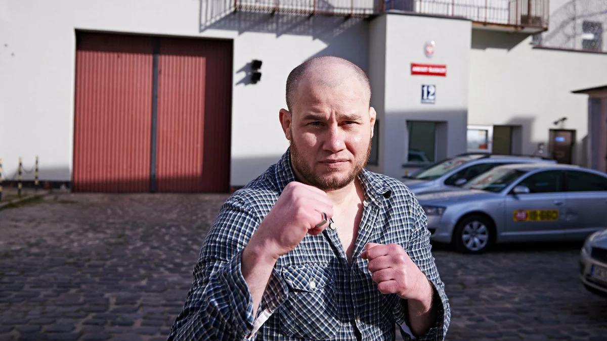 Ścigany przez Rosję Czeczen wyszedł z polskiego aresztu. Odebrał go Mamed Khalidov 