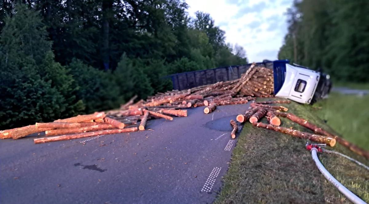 Tragiczny wypadek na Pomorzu. Tir przewrócił się po zderzeniu z autem