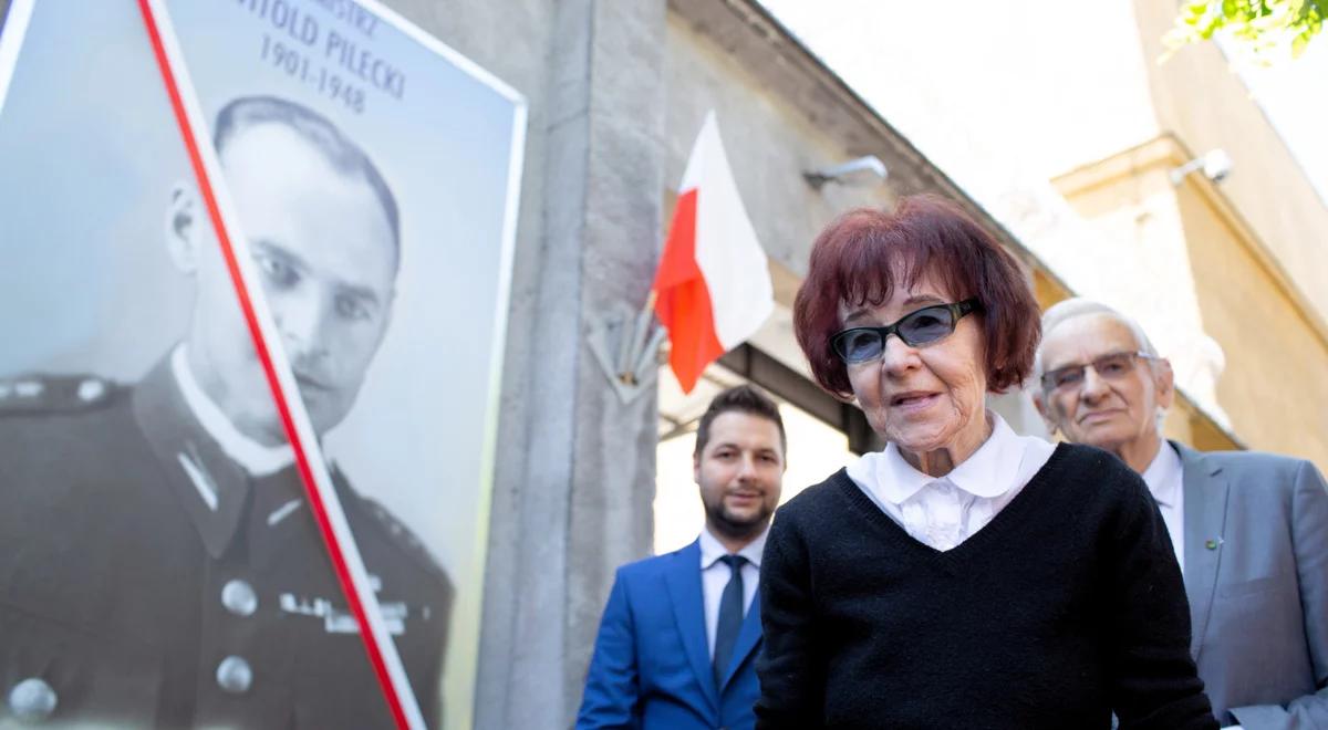 Dzieci rotmistrza Pileckiego odsłoniły jego zdjęcie w dawnym więzieniu na Mokotowie