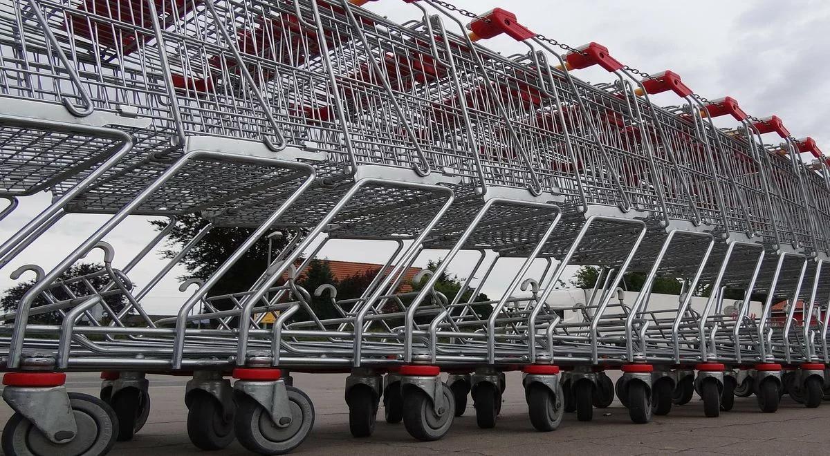 Tesco zamyka kilkanaście sklepów i zwalnia ludzi