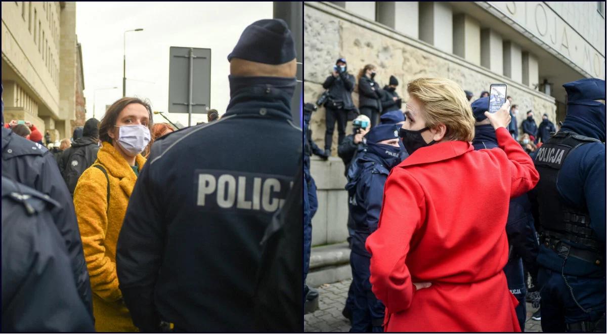 Parlamentarzystki KO i Lewicy protestowały przed Sądem Okręgowym w Warszawie