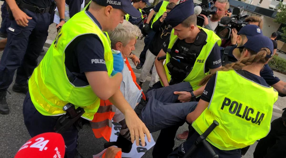 Przykleili się do jezdni. Blokada w centrum Warszawy, policja w akcji