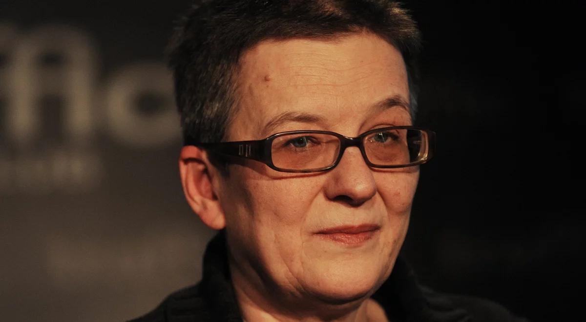 "Skrzywione ryje", "wieprzowe karki". Kinga Dunin szydzi z Polaków w recenzji książki