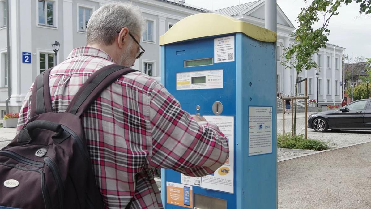 Senior dostał 300 zł kary, bo chciał zapłacić gotówką. RPO: To dyskryminacja