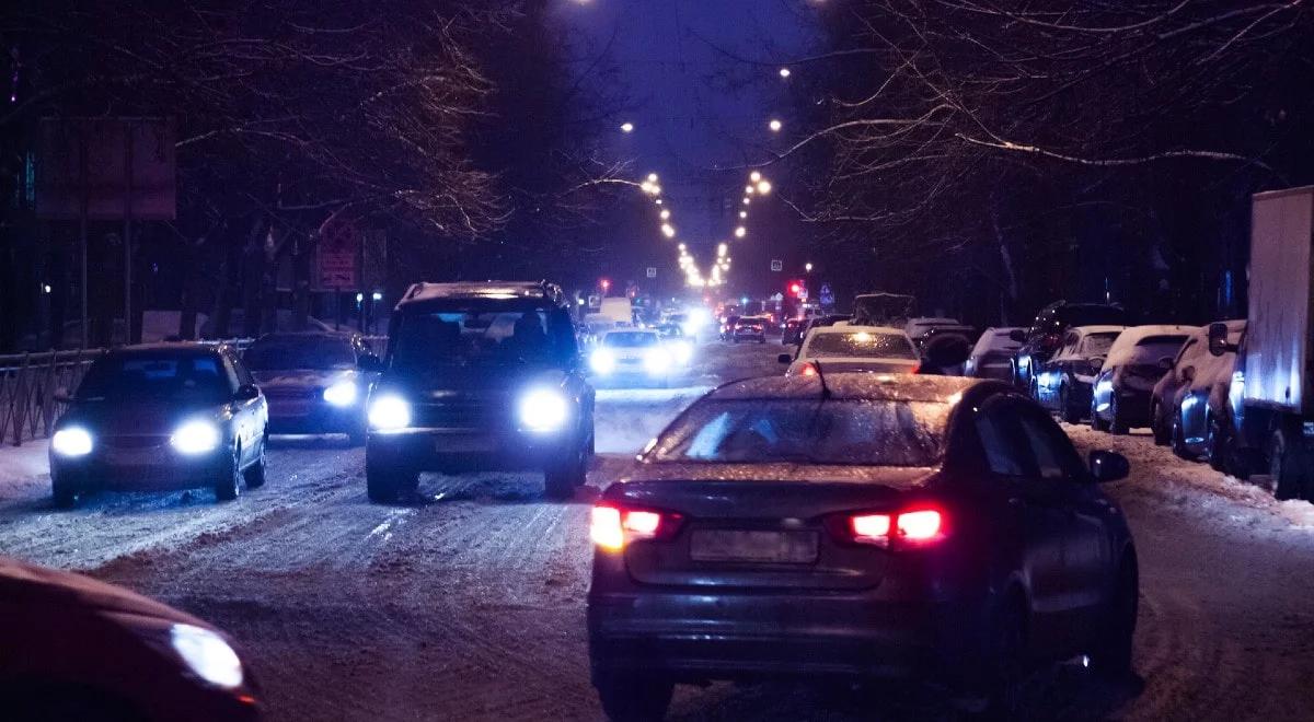 Śnieg, błoto, nad ranem marznące mgły. Drogowców czeka pracowita noc