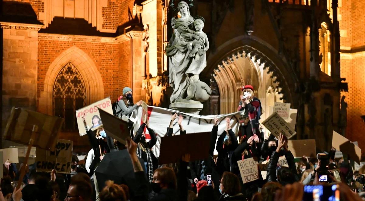 Protesty po orzeczeniu TK w wielu polskich miastach. W Warszawie wciąż trwają