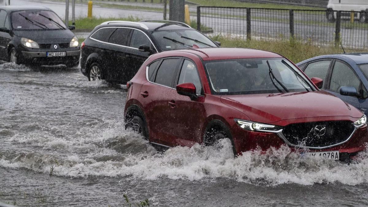 Zalane ulice w Warszawie, na Mazowszu blisko tysiąc interwencji. Niespokojna noc strażaków