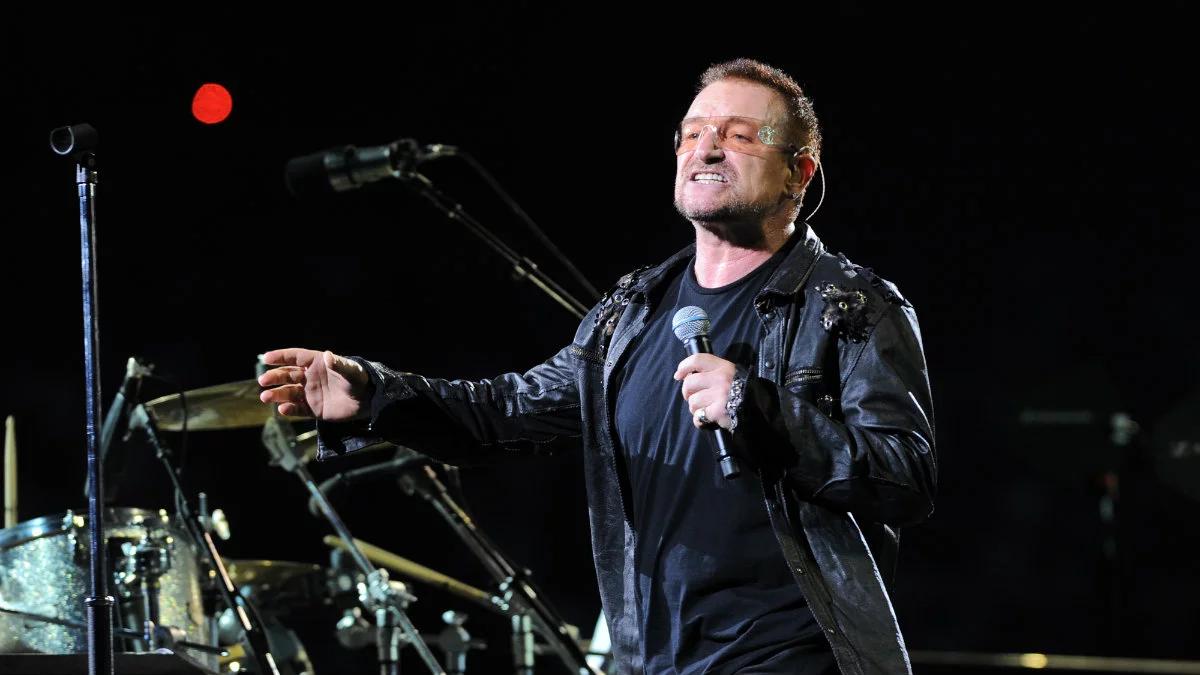 U2 musiała przerwać koncert w Berlinie, gdy lider zespołu Bono stracił głos