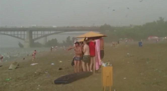 Plażowiczów spotkała przykra niespodzianka. Spadły na nich ogromne kule gradu