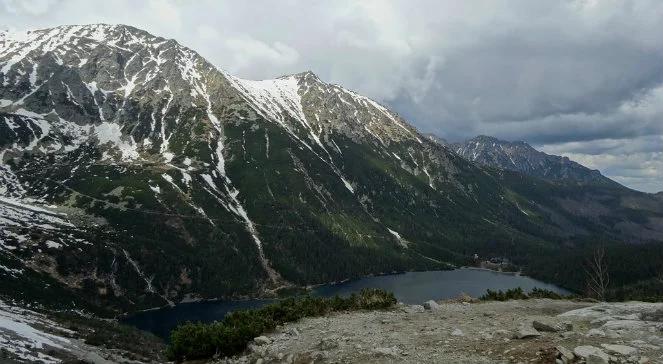 Tatry: zamarzają górskie jeziora. Służby apelują o ostrożność 