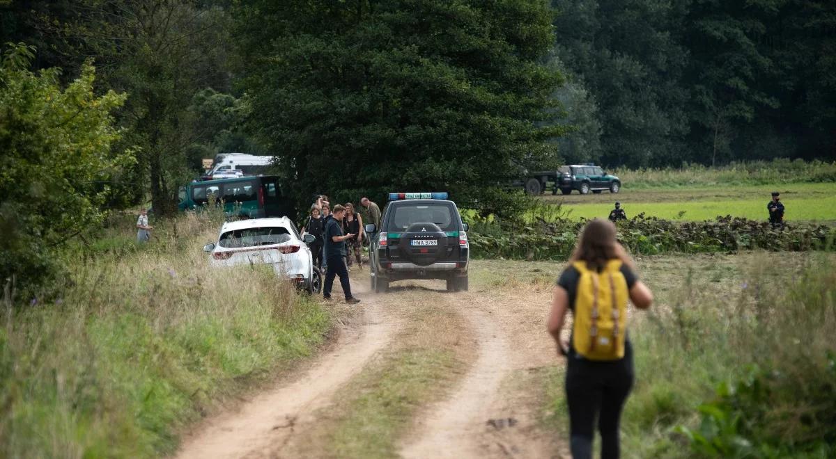 Nowe informacje ws. osób koczujących przy granicy. SG: otrzymali jedzenie, nie widać osób chorych