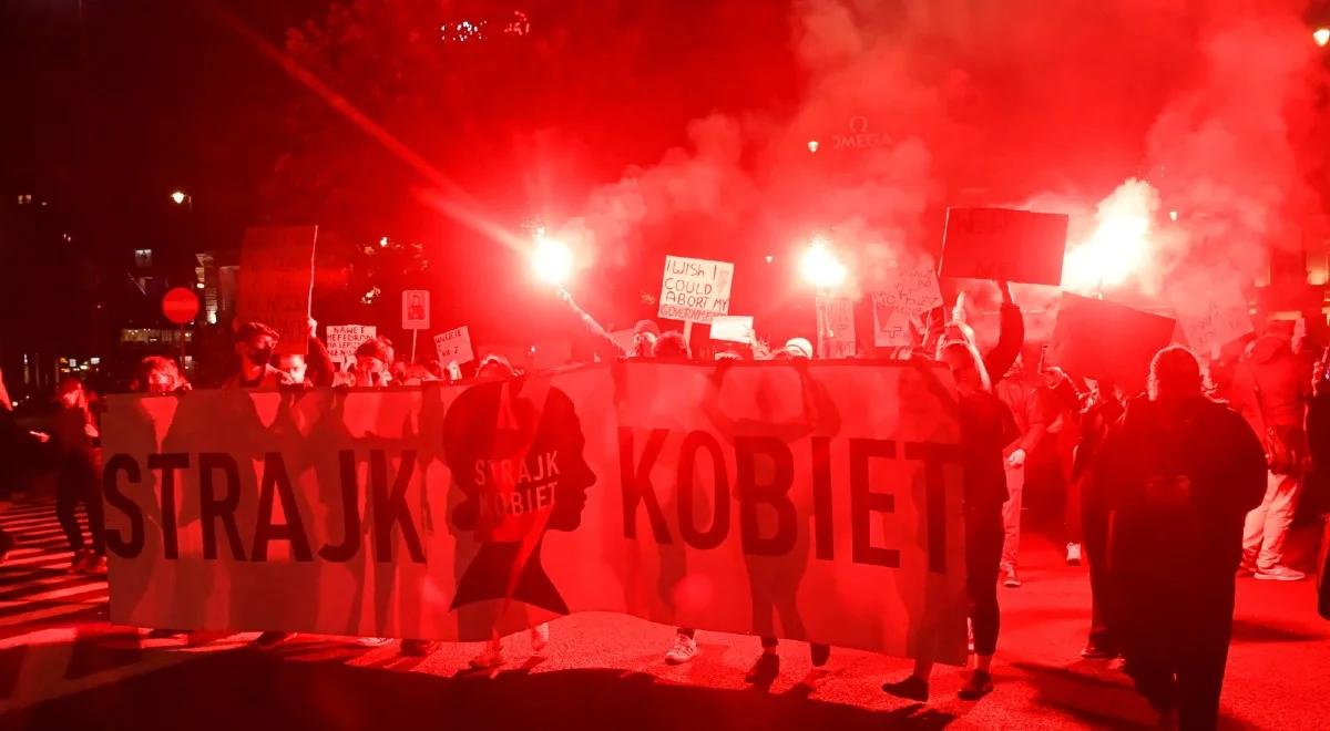 "To jest jakaś barbaria". Wybite szyby w biurze posła PiS Michała Jacha