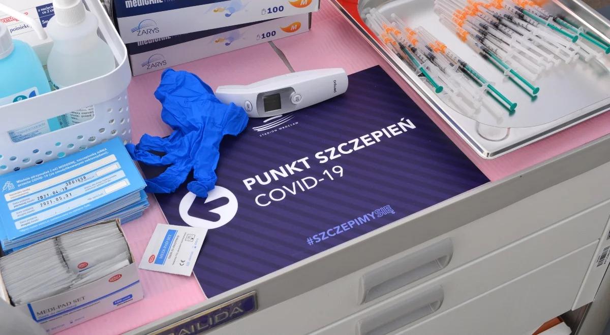 Sytuacja epidemiczna w Polsce. Specjaliści apelują o ograniczenia dla niezaszczepionych