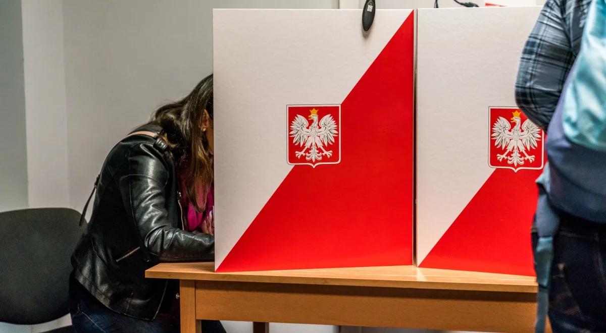 Trwają wybory parlamentarne i referendum. PKW o zasadach głosowania