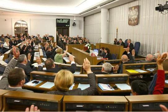 Symbole komunistyczne mają zniknąć z polskich ulic