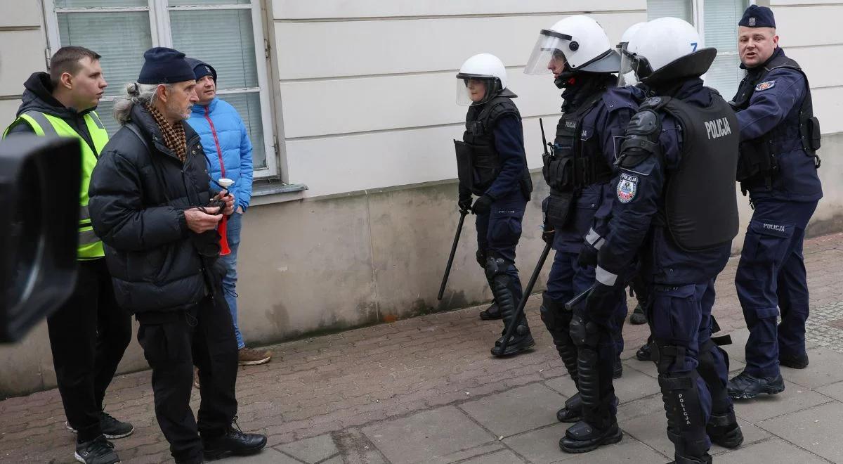 Policjant rzucił przedmiotem w protestujących? Jest dochodzenie