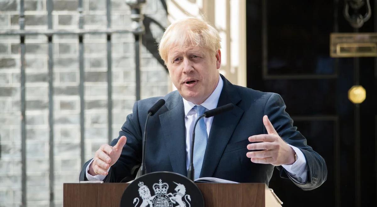 "Odwaga i godność". Boris Johnson zapewnia o dalszym wspieraniu Ukrainy