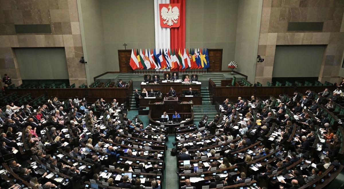 KO wyprzedza PiS, ale rząd traci większość. Nowy sondaż
